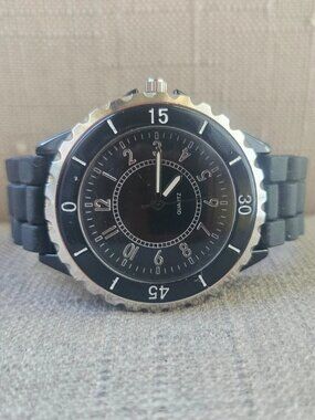 Fashion Wristwastch Unisex Analog Quartz Black Rubber Band Strap Watch